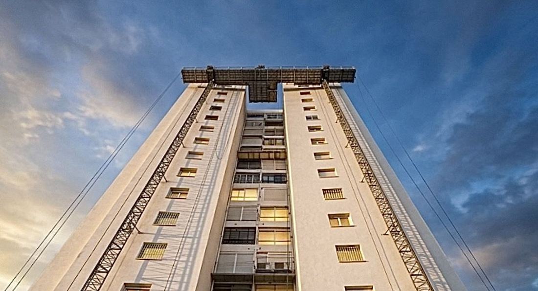Plataforma de cremallera bimástil instalada en la fachada de un edificio en altura
